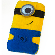 Con las láminas de fieltro y un ojo móvil adhesivo se puede crear esta original funda de móvil con forma de minion