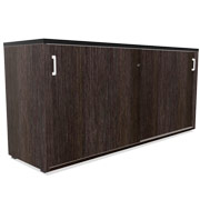 Armario Actiu con puertas correderas en madera color fresno y tapa negra superior para oficina de diseño