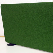 Separador de sobremesa foamizada y tapizada en verde oscuro con loseta negra de apoyo para mesa de oficina