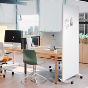 Mampara alta con soporte de aluminio y superficie pintable para reconfigurar entornos de teletrabajo creativos