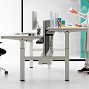 Mesa de trabajo elevable en altura para arquitectos y diseñadores Mobility de Actiu