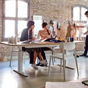 Mesa de oficina elevable para trabajos de diseño y arquitectura Mobility de Actiu