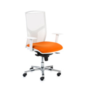 Silla de oficina ergonómica en blanco con asiento naranja