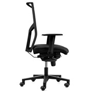 Silla negra con respaldo ergonómico de malla negra