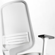 Silla negra con respaldo ergonómico de malla blanca