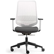 Silla negra con respaldo ergonómico de malla blanca