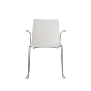 Silla Feel de Dile Office como asiento confidente con respaldo perforado y transpirable