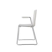 Silla Feel de Dile Office como asiento confidente con respaldo perforado y transpirable