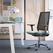 Silla de oficina ergonómica con asiento azul Sense de Forma 5