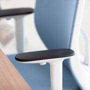 Silla de oficina con ruedas, ergonómico y asiento azul Trim de Actiu