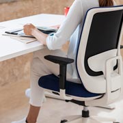 Silla de oficina con ruedas y respaldo ergonómico de estructura blanca Trim de Actiu