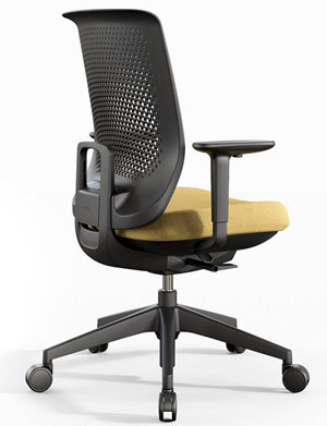 Silla de oficina con asiento tapizado en amarillo mostaza y respaldo de plástico de polipropileno perforado y ventilado para favorecer la transpiración Trim Actiu